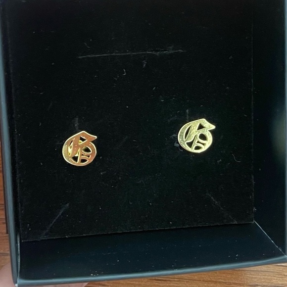 THE M JEWELERS G The Gothic Initial Stud Earrings Uppercase Gold - Picture 4 of 4